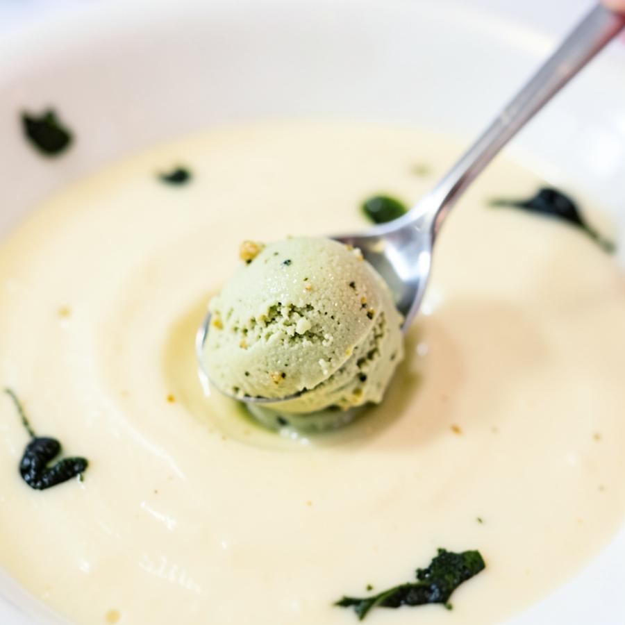 Cucharita de degustación con helado de pistacho